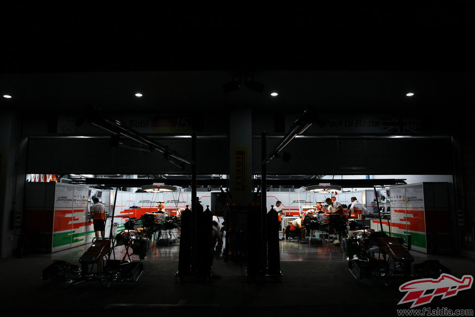Los mecánicos de Force India trabajan en los coches de Paul di Resta y Adrian Sutil