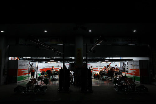 Los mecánicos de Force India trabajan en los coches de Paul di Resta y Adrian Sutil