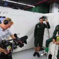 Giedo van der Garde en el box de Caterham junto a Carlos Corell