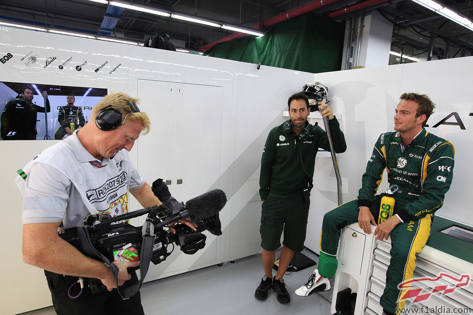 Giedo van der Garde en el box de Caterham junto a Carlos Corell