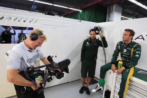 Giedo van der Garde en el box de Caterham junto a Carlos Corell