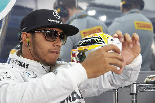 Lewis Hamilton jugando con su móvil