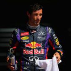 Mark Webber con una toalla para secarse