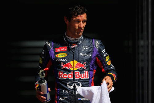 Mark Webber con una toalla para secarse