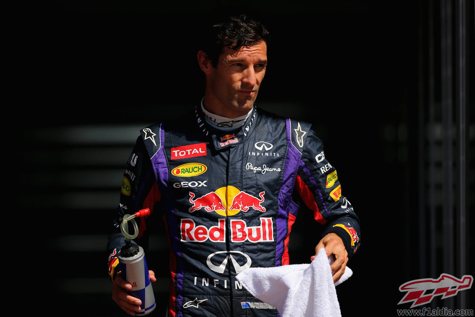 Mark Webber con una toalla para secarse