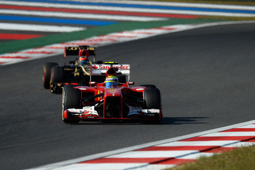 Felipe Massa por delante de Romain Grosjean