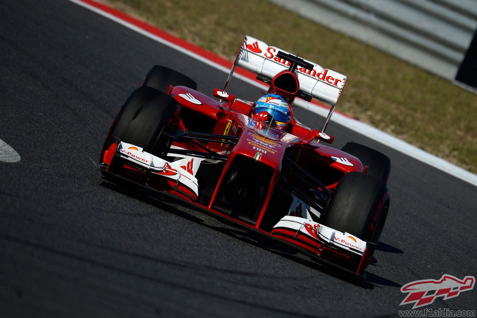 Fernando Alonso toma una curva en Corea