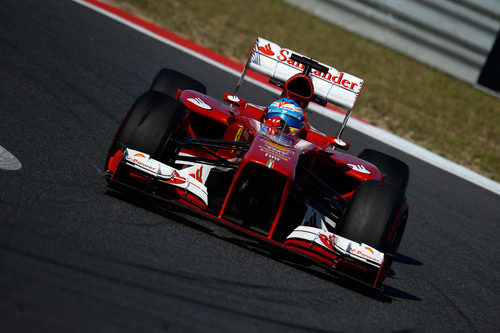 Fernando Alonso toma una curva en Corea