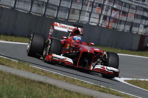 Fernando Alonso en el carril de boxes