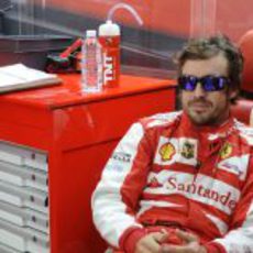 Fernando Alonso sonríe en su box