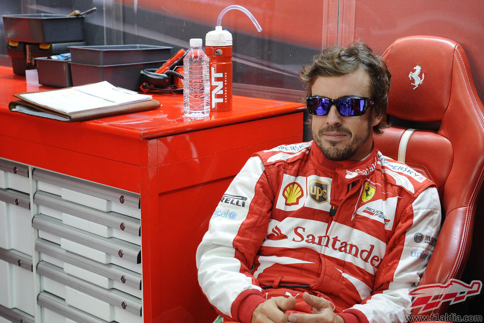 Fernando Alonso sonríe en su box