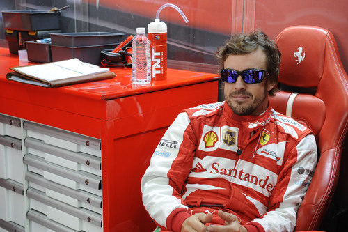 Fernando Alonso sonríe en su box