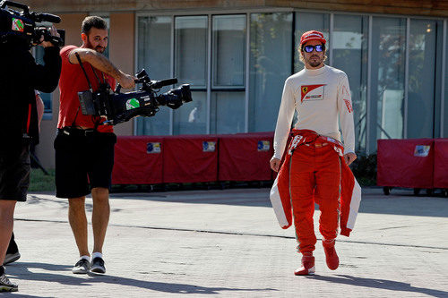 Los cámaras buscan a Fernando Alonso