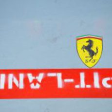 Logo de Ferrari en el pitlane de Corea