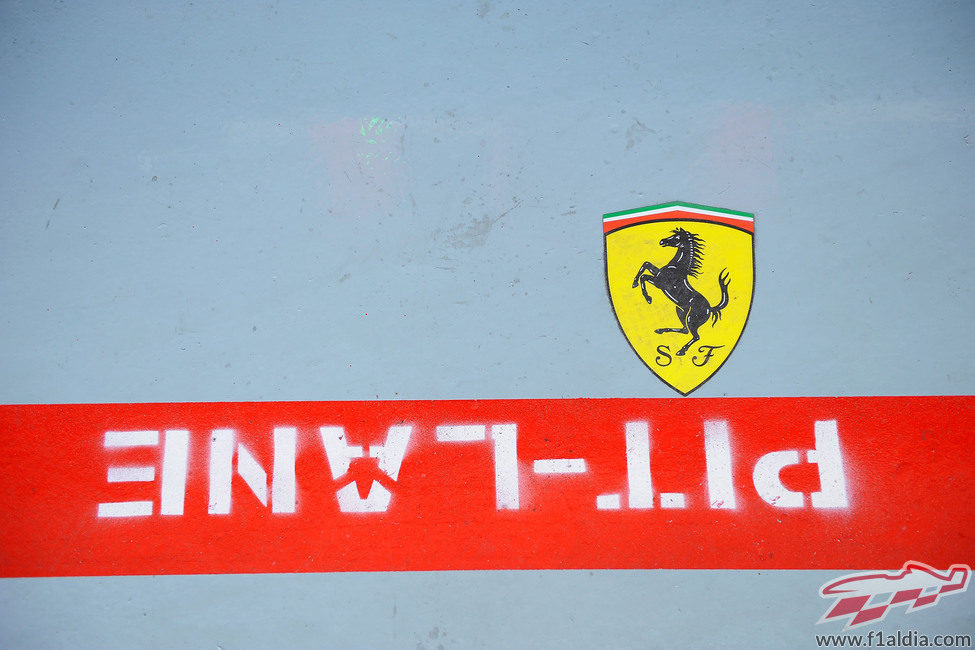 Logo de Ferrari en el pitlane de Corea