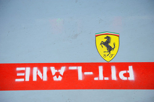 Logo de Ferrari en el pitlane de Corea