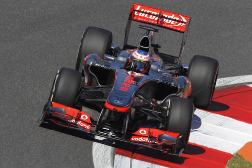 Jenson Button rodando en los libres