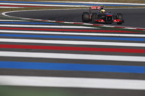 Sergio Pérez rodando con el MP4/28