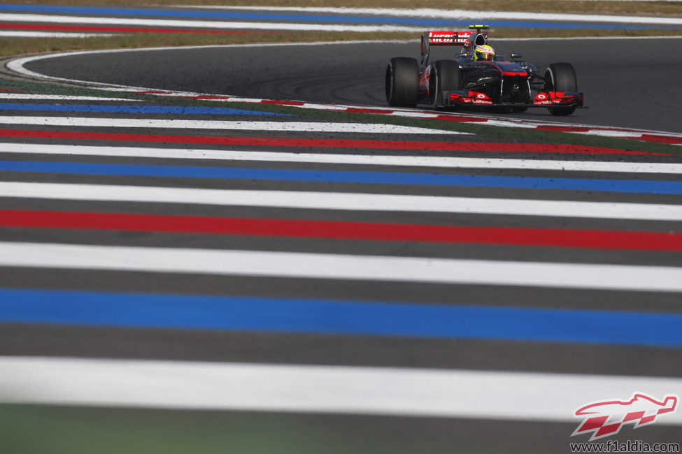 Sergio Pérez rodando con el MP4/28