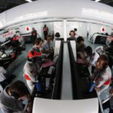 Intenso trabajo en el box de McLaren