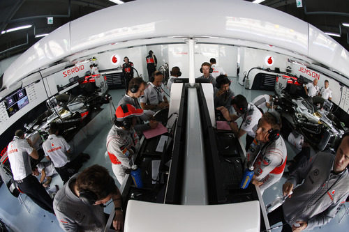 Intenso trabajo en el box de McLaren