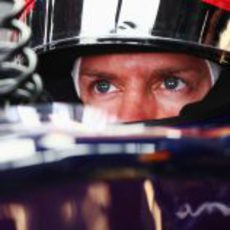 Sebastian Vettel concentrado en su box