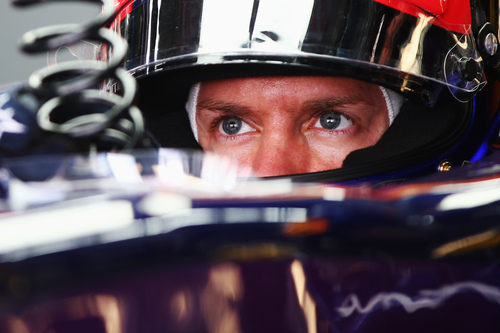 Sebastian Vettel concentrado en su box