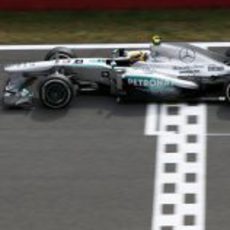 Lewis Hamilton cruza la meta en Corea