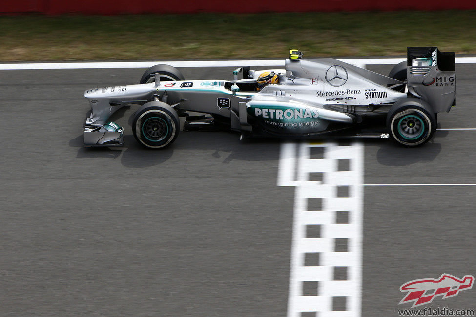 Lewis Hamilton cruza la meta en Corea