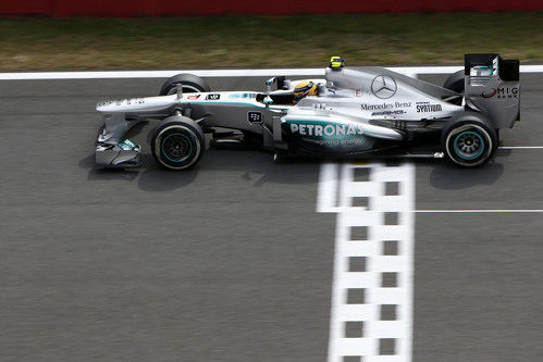 Lewis Hamilton cruza la meta en Corea