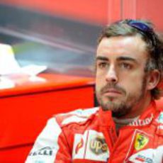 Fernando Alonso mira la tabla de tiempos