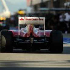 Fernando Alonso y su F138 en el pitlane coreano