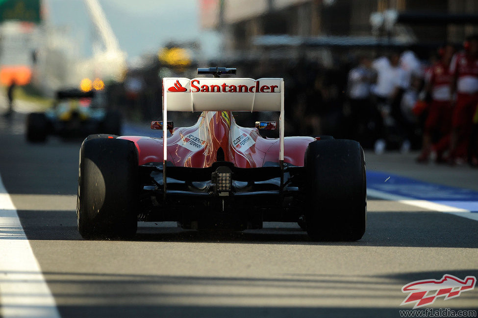 Fernando Alonso y su F138 en el pitlane coreano