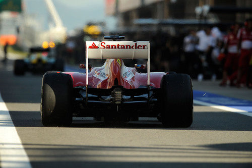 Fernando Alonso y su F138 en el pitlane coreano