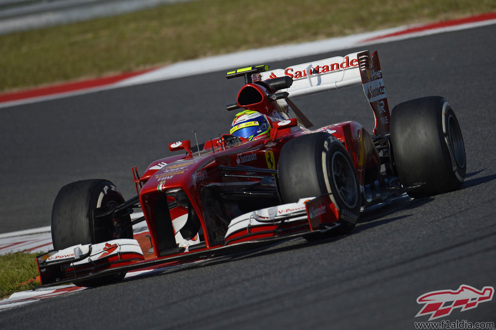 Felipe Massa traza una curva en Corea