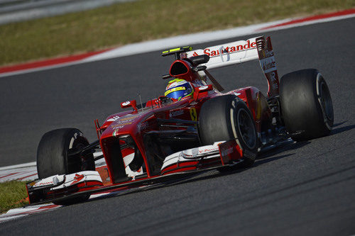 Felipe Massa traza una curva en Corea