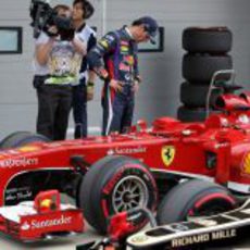 Mark Webber echa un vistazo al Ferrari F138