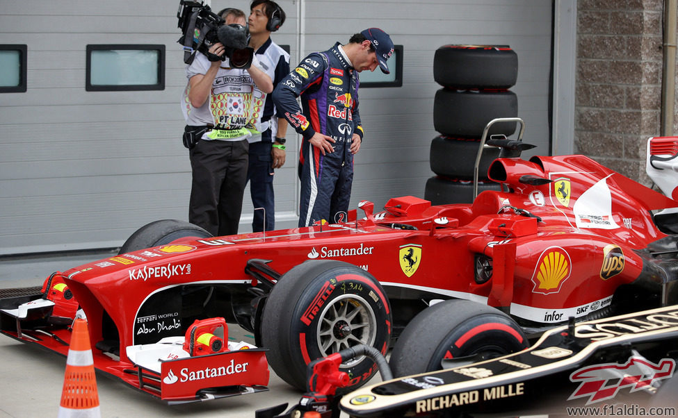 Mark Webber echa un vistazo al Ferrari F138