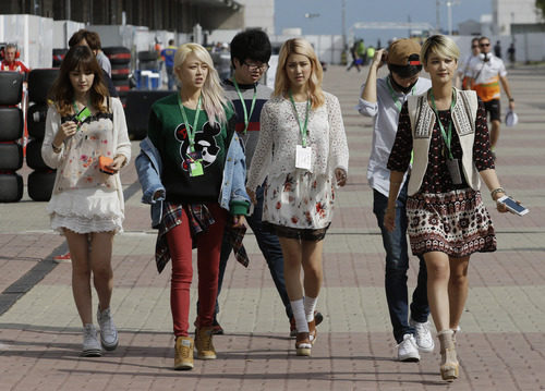 El grupo femenino SPICA en el paddock de Corea