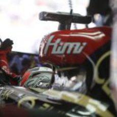 Kimi Räikkönen se enfunda los guantes para salir a la pista