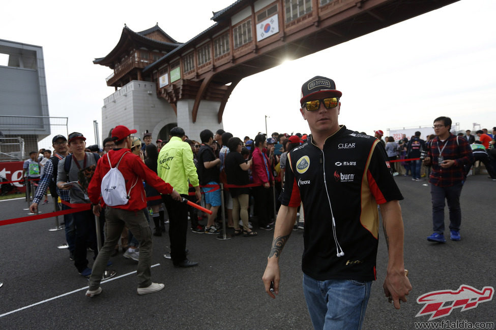Kimi Räikkönen camina por la recta principal