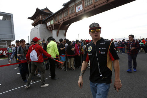 Kimi Räikkönen camina por la recta principal