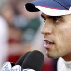 Pastor Maldonado dando explicaciones