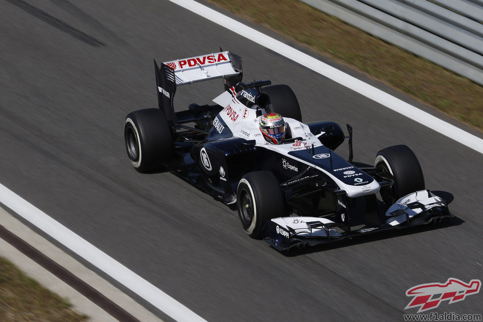 Pastor Maldonado al carril de boxes