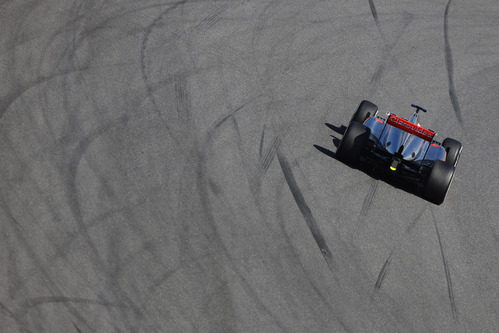 Vista trasera del McLaren de Button junto al asfalto marcado