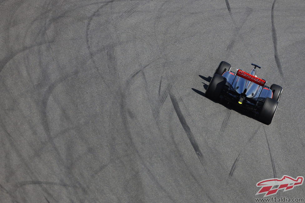 Vista trasera del McLaren de Button junto al asfalto marcado