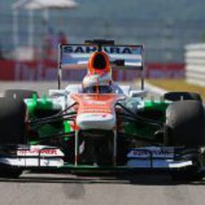 Paul di Resta penetra en el 'pitlane' coreano