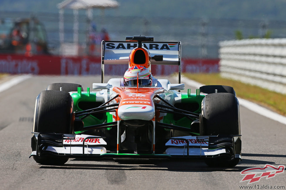 Paul di Resta penetra en el 'pitlane' coreano