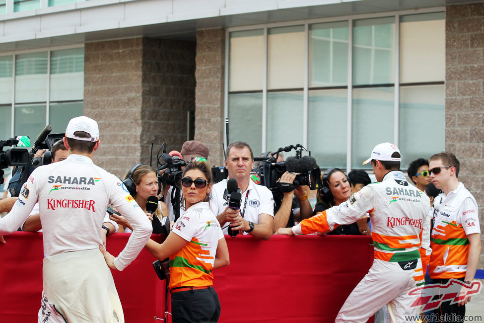 Corralito con los pilotos de Force India