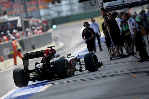 Romain Grosjean entra en su box